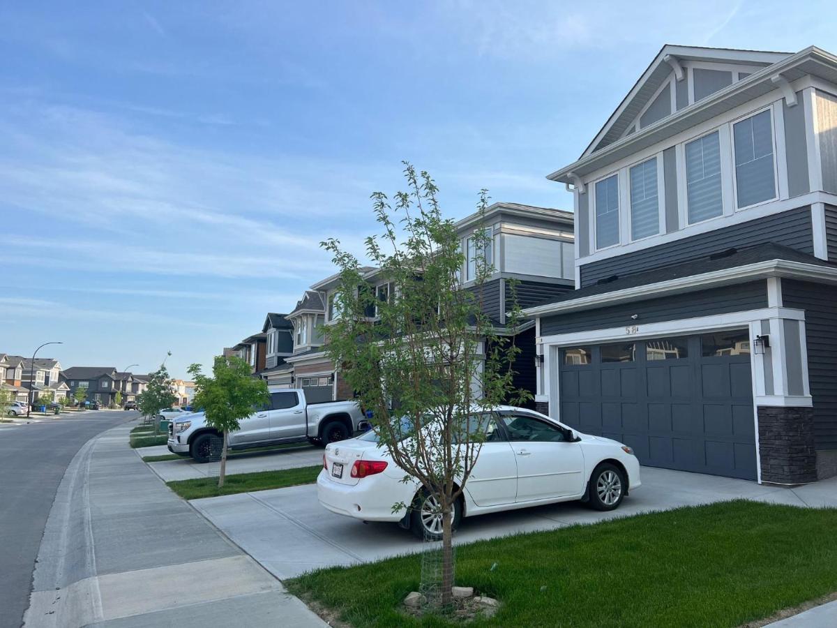 Beautiful 2 Bedroom Home Away From Home YYC Eksteriør bilde